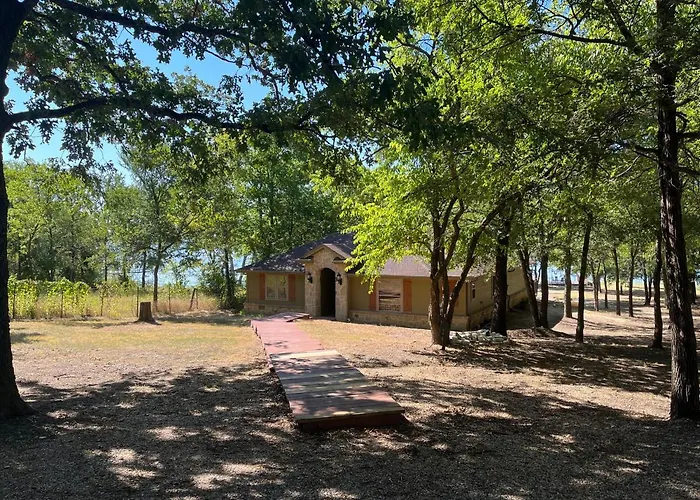 Beautiful Lakefront House In Private Woods