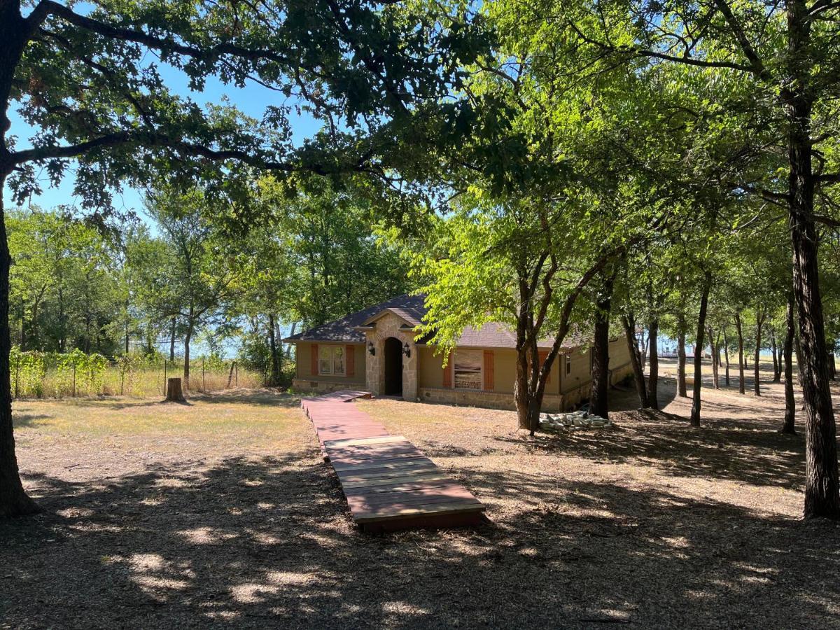 Beautiful Lakefront House In Private Woods *
