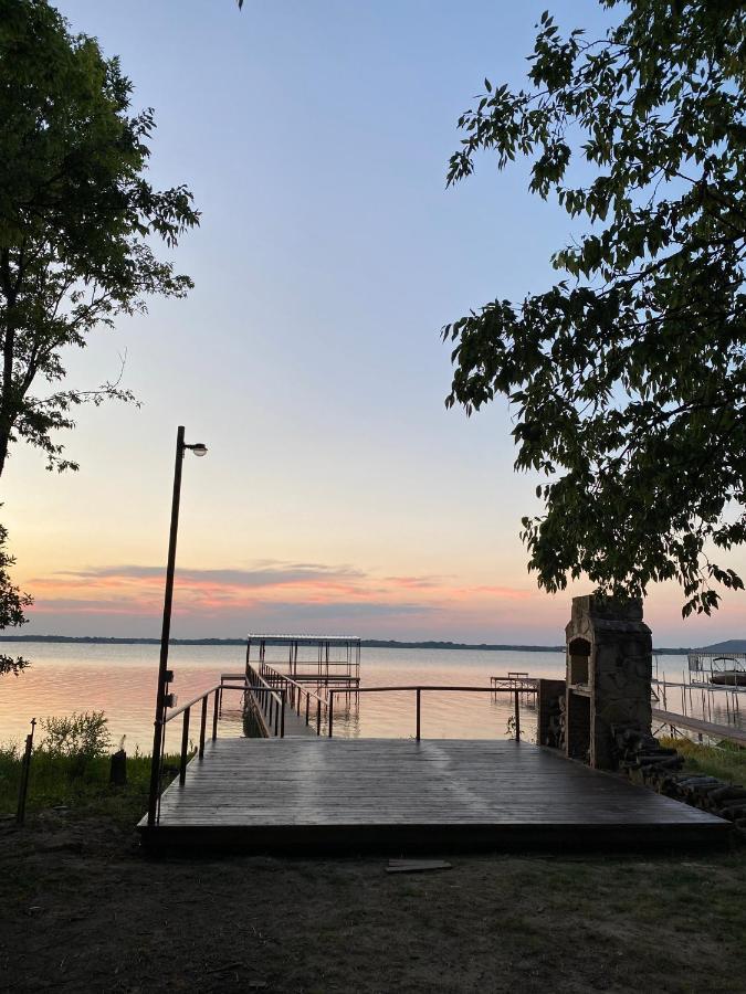 Hébergement de vacances Beautiful Lakefront House In Private Woods