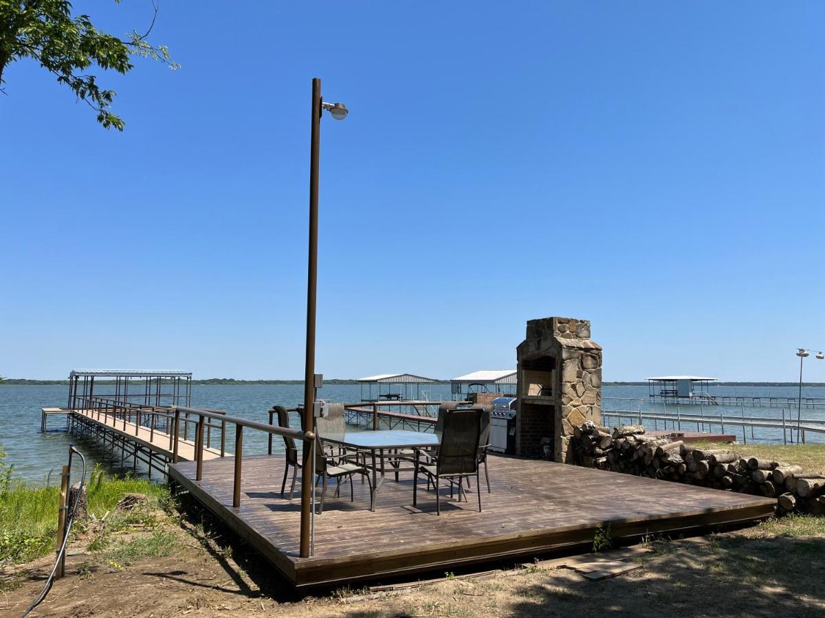 Beautiful Lakefront House In Private Woods Hébergement de vacances *