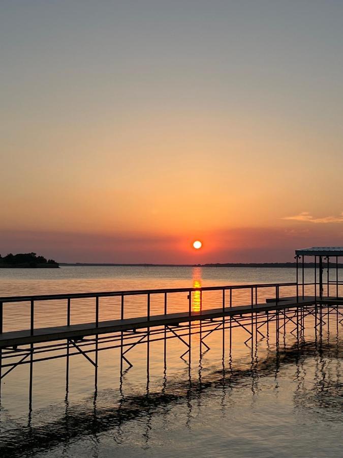 Beautiful Lakefront House In Private Woods Hébergement de vacances