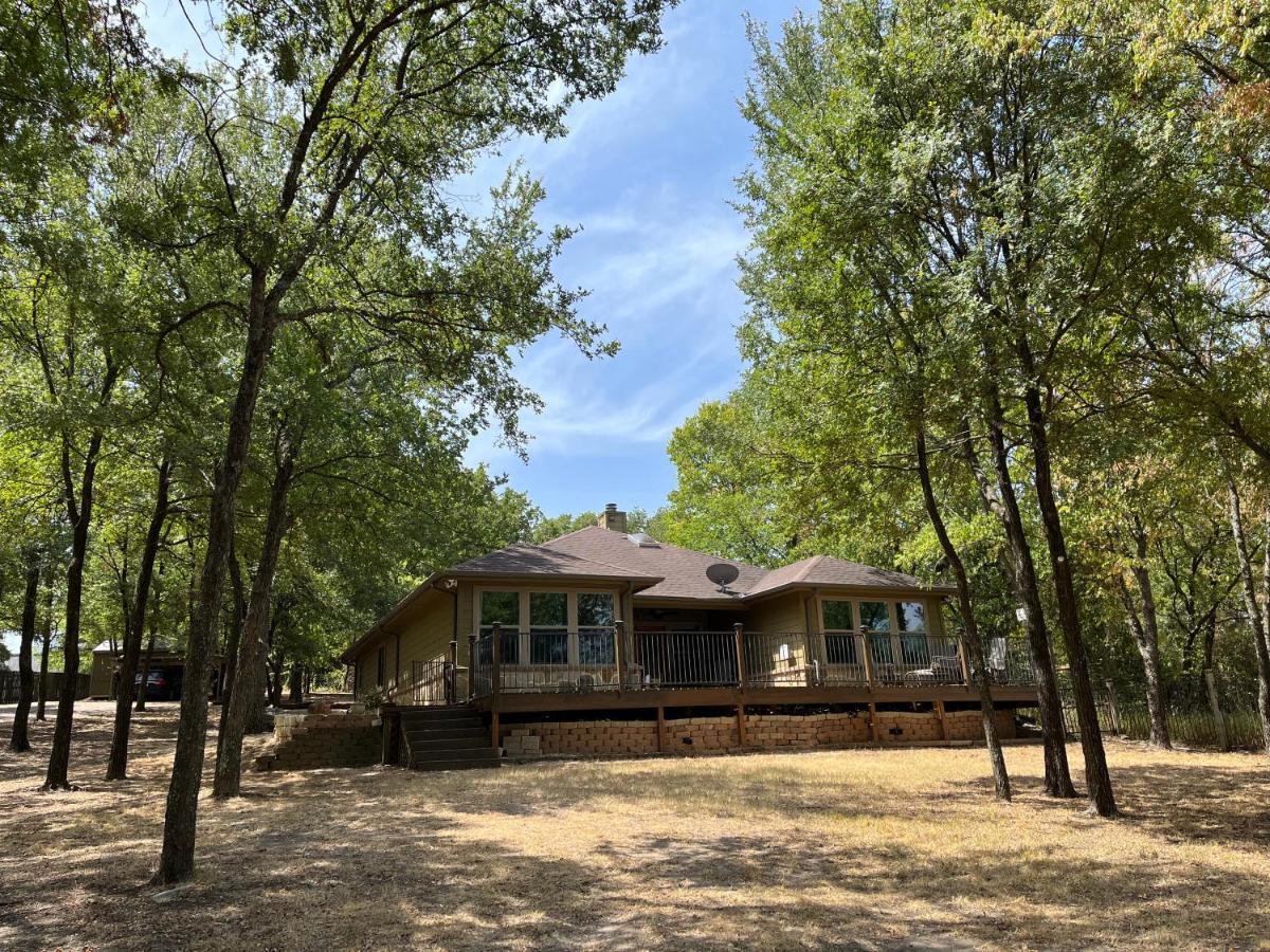 Hébergement de vacances Beautiful Lakefront House In Private Woods Hawk Cove