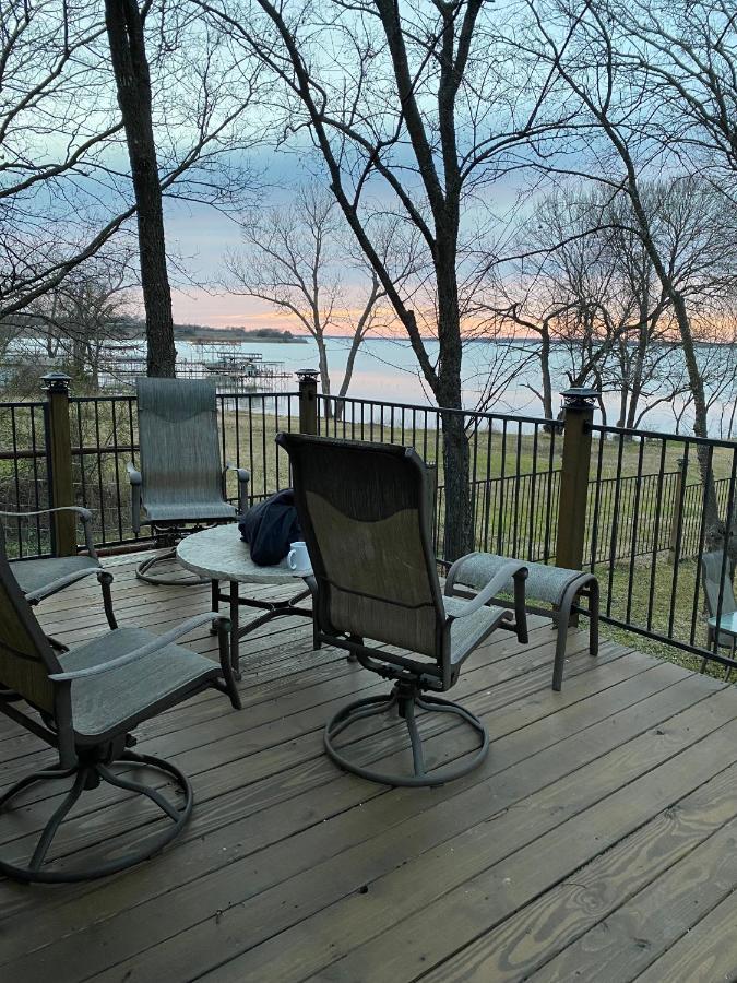 Beautiful Lakefront House In Private Woods Hébergement de vacances *