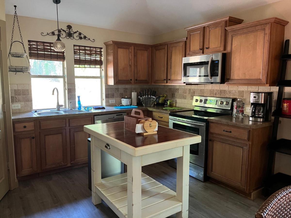 Beautiful Lakefront House In Private Woods Hébergement de vacances Hawk Cove