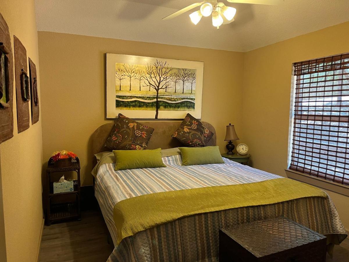 Beautiful Lakefront House In Private Woods Hébergement de vacances Hawk Cove