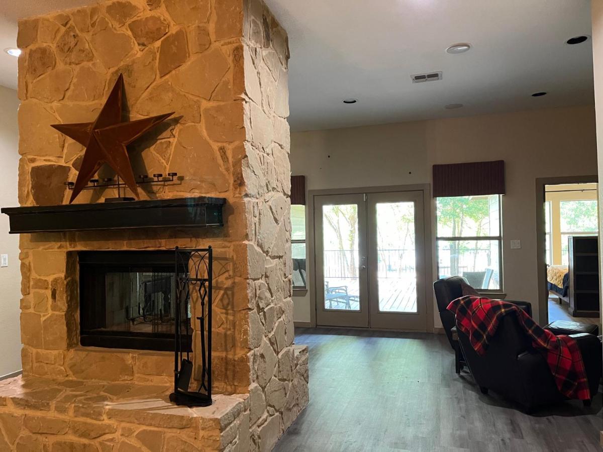 Hébergement de vacances Beautiful Lakefront House In Private Woods *